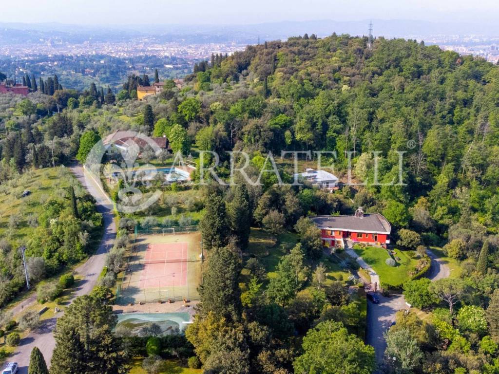 Villa di lusso con piscina e campo da tennis a Fir