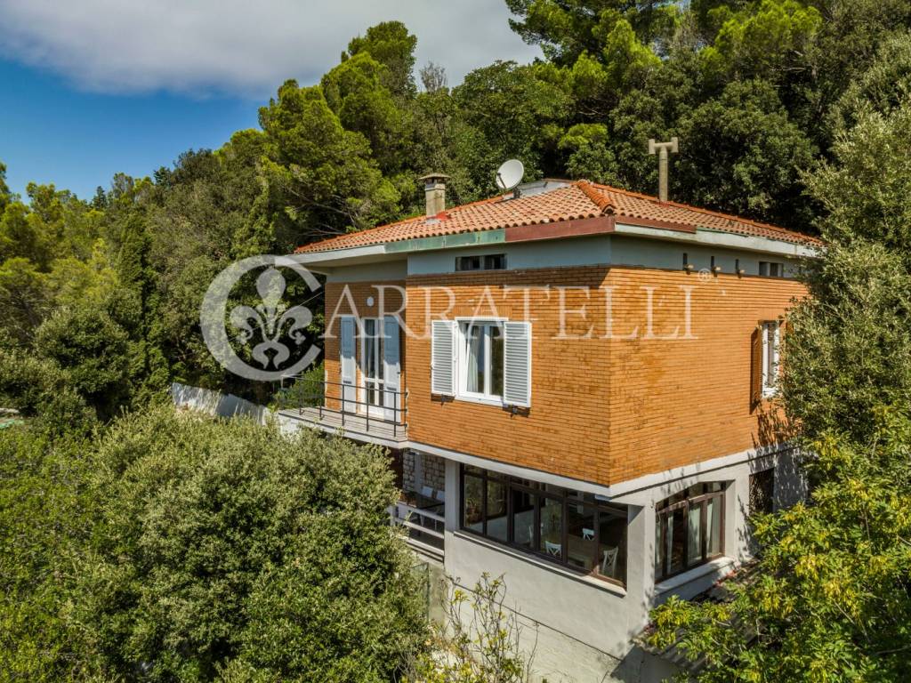 Villa panoramica con terreno e vista mare a Livorn