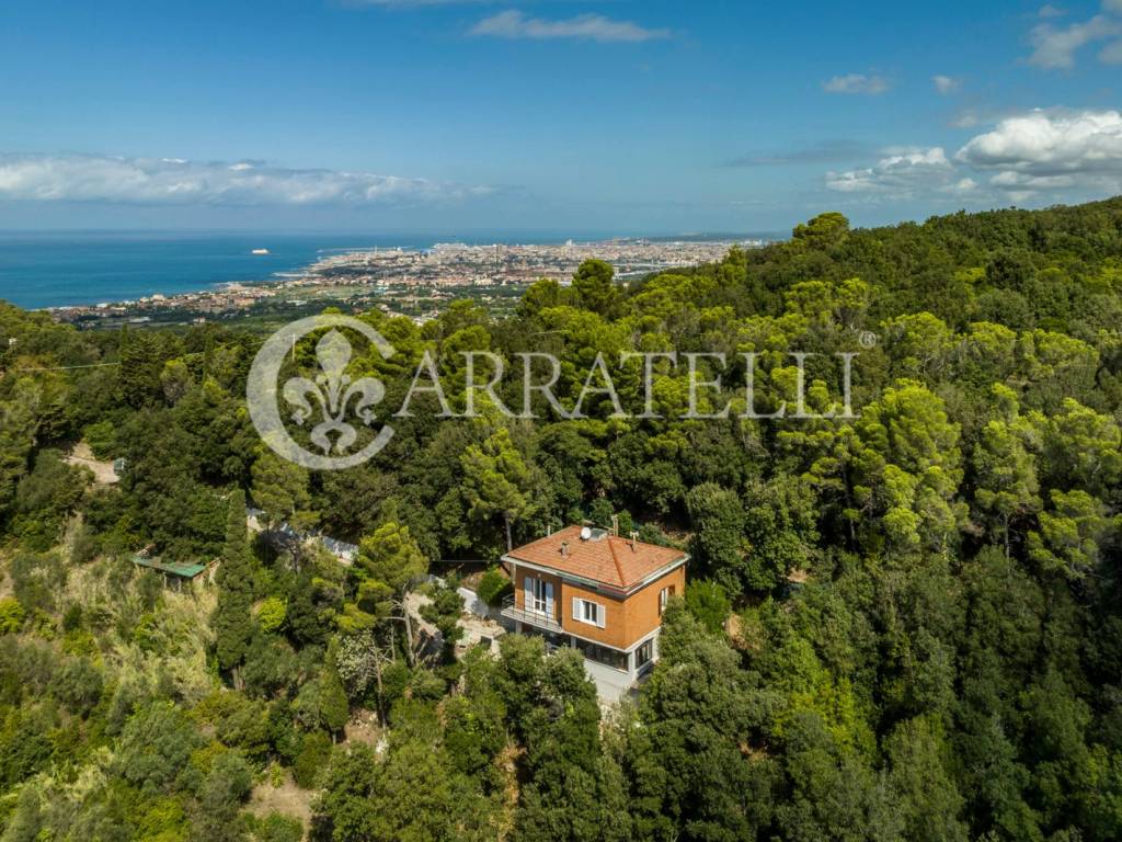 Villa panoramica con terreno e vista mare a Livorn