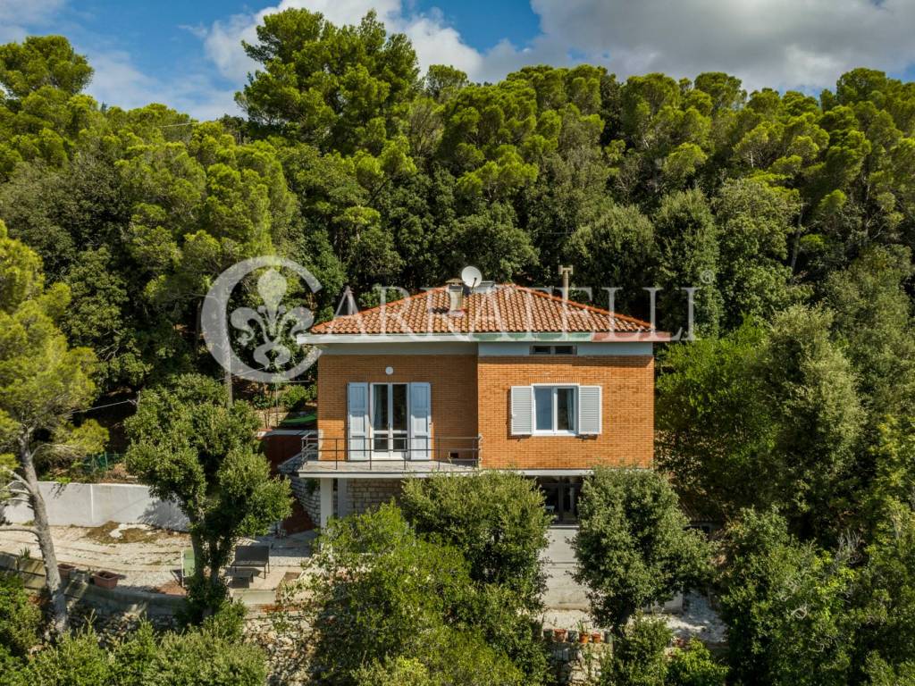 Villa panoramica con terreno e vista mare a Livorn