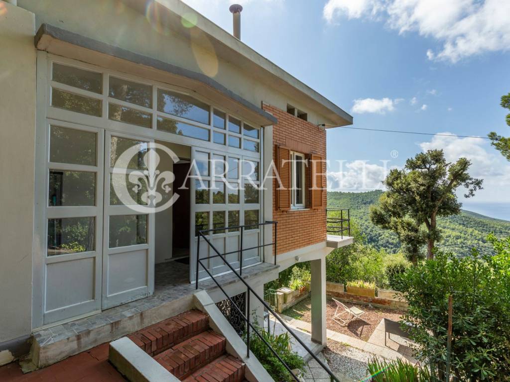 Villa panoramica con terreno e vista mare a Livorn