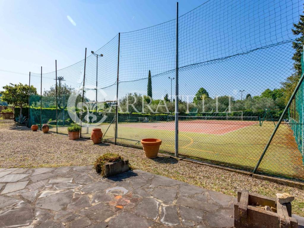 Villa di lusso con piscina e campo da tennis a Fir