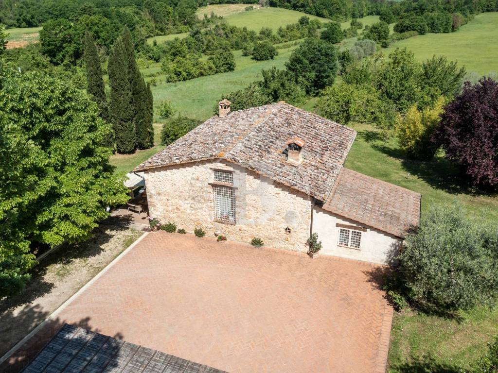 casale perfettamente ristrutturato con giardino