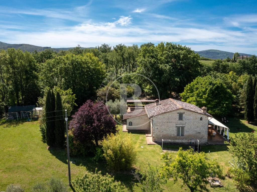 casale perfettamente ristrutturato con giardino