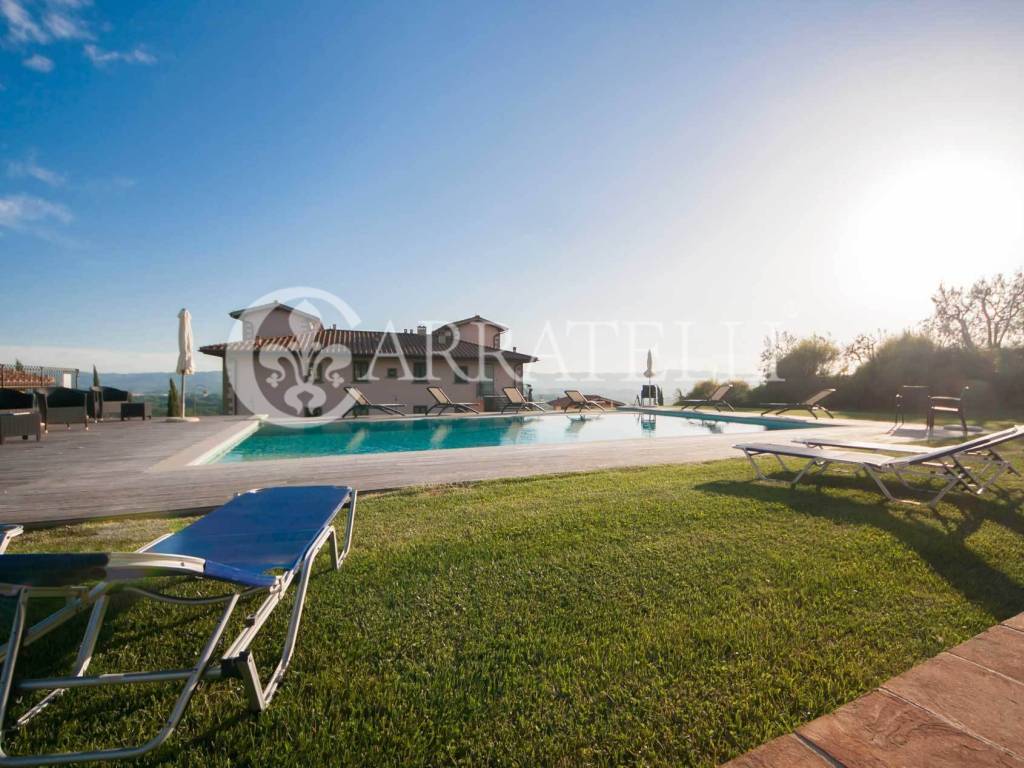 Villa con terreno e piscina panoramica.jpg