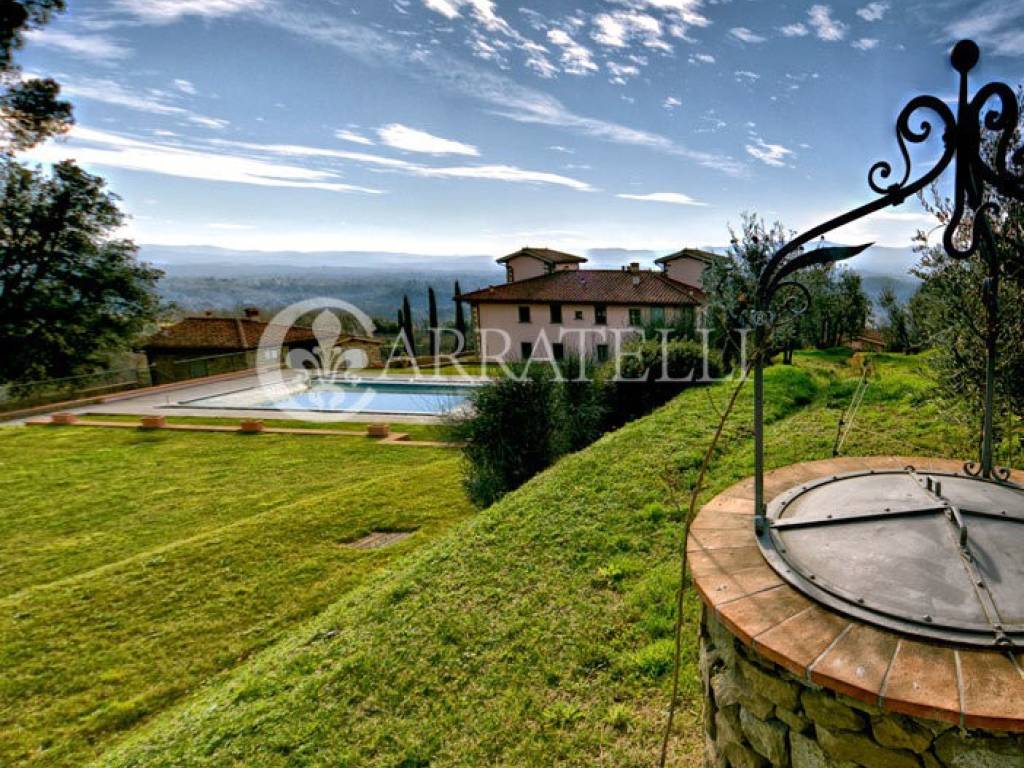 Villa con terreno e piscina panoramica.jpg