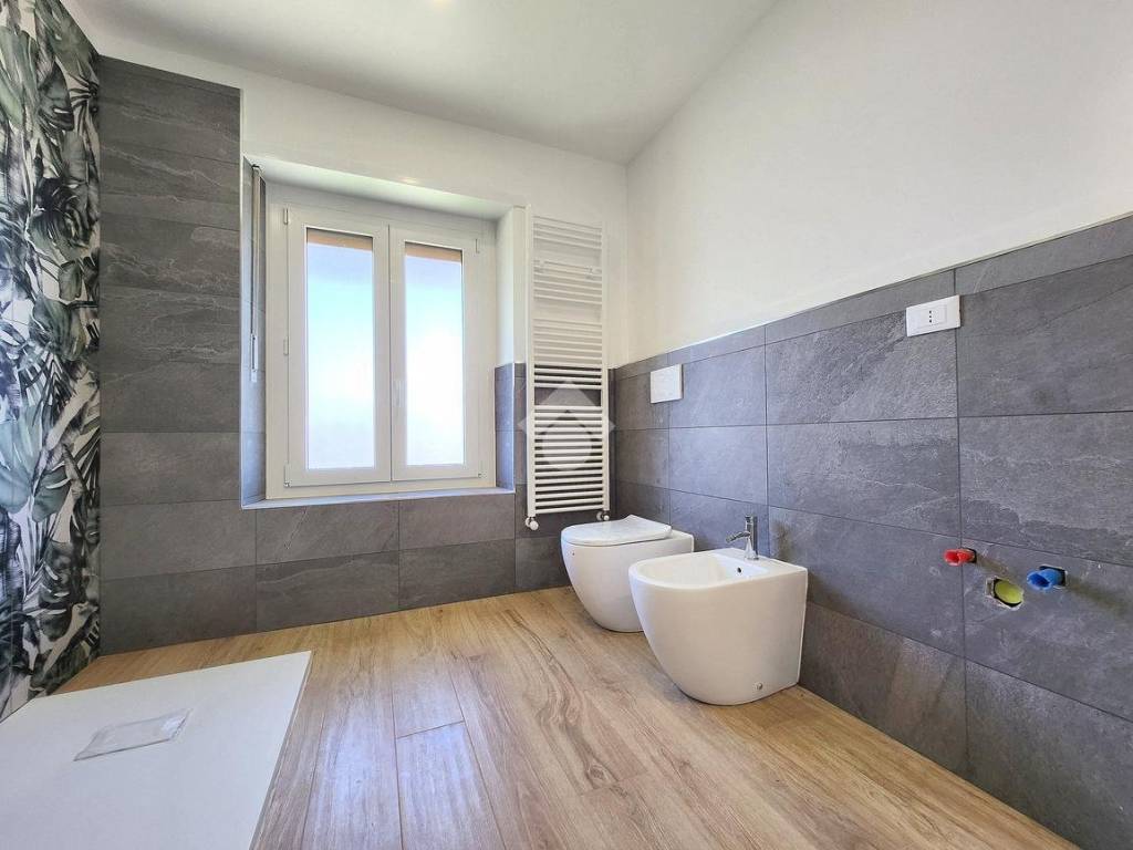 sala da bagno con doccia doppia