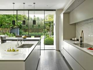 cucina bianca con vetrata