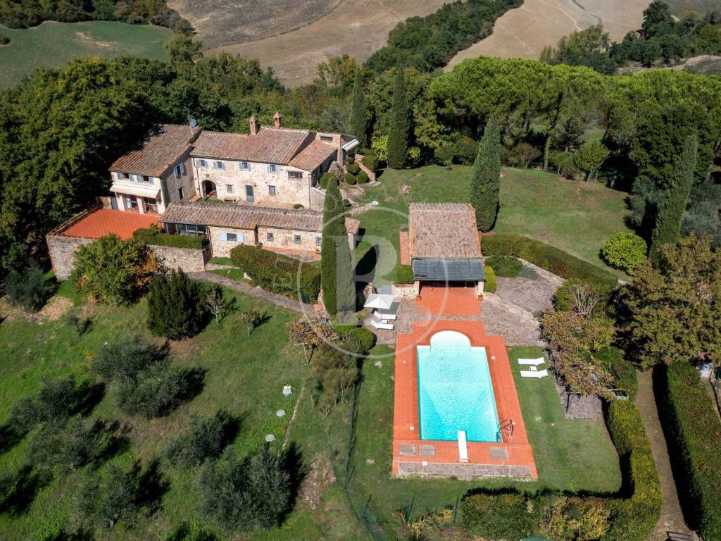 Complesso colonico con piscina, Radicondoli-Siena