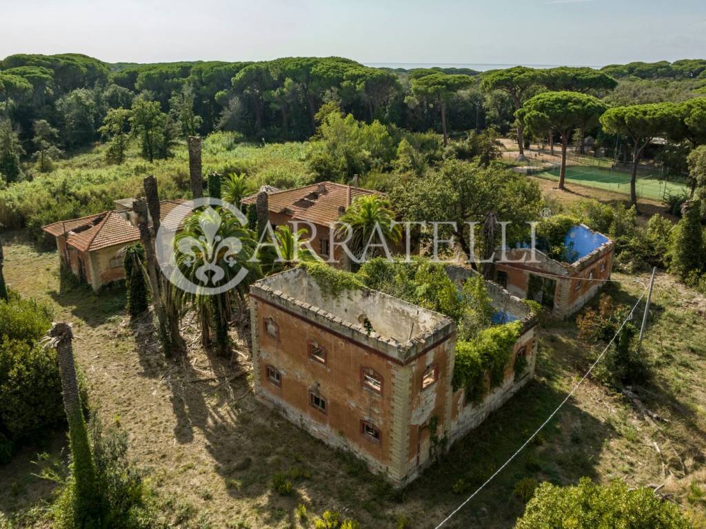 Ruderi con accesso al mare a Castagneto Carducci