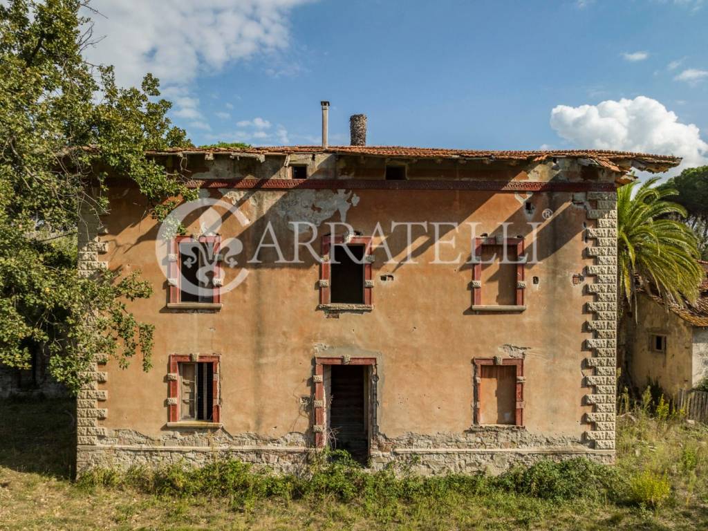 Ruderi con accesso al mare a Castagneto Carducci