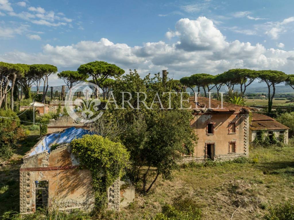 Ruderi con accesso al mare a Castagneto Carducci