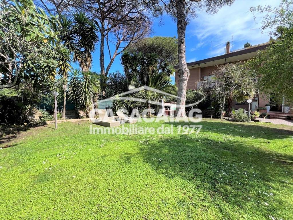 VILLA IN TRIFAMILIARE