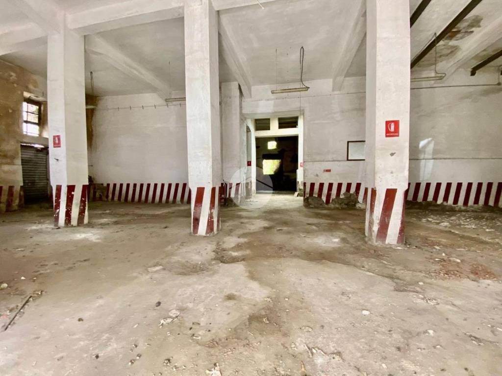 Capannone via alcide cervi 25, capodichino, napoli
