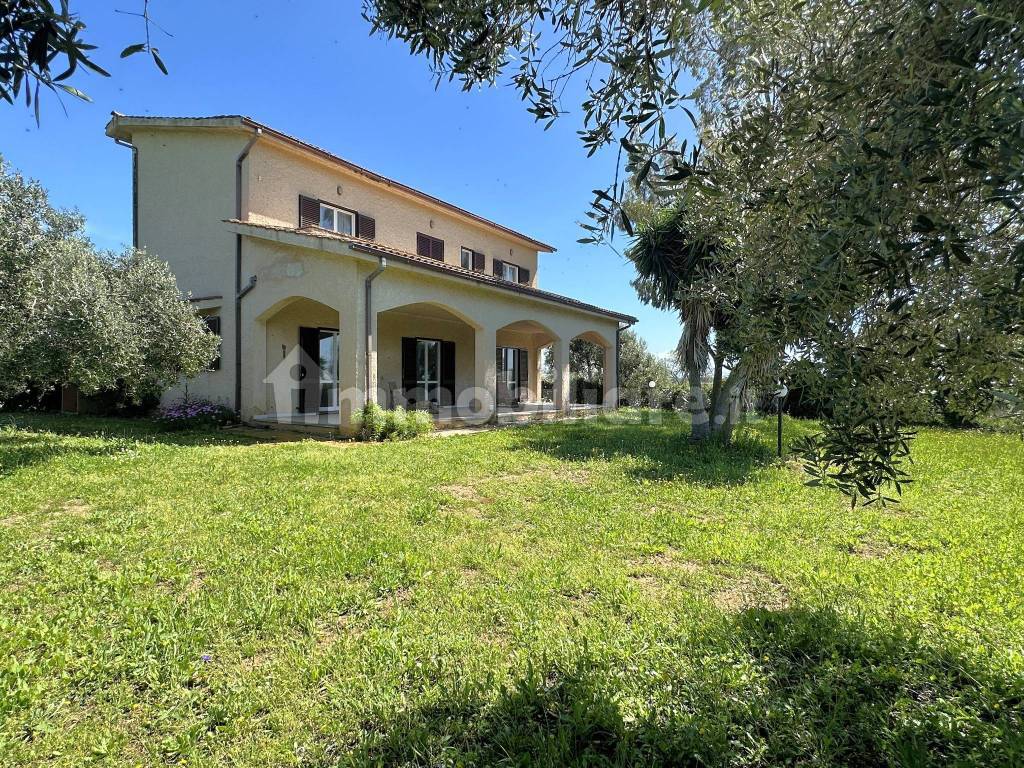 VILLA CON GIARDINO