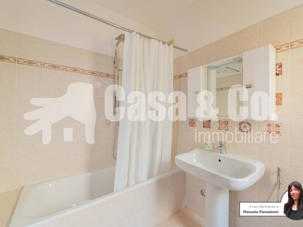 BAGNO CON DOCCIA E FINESTRA