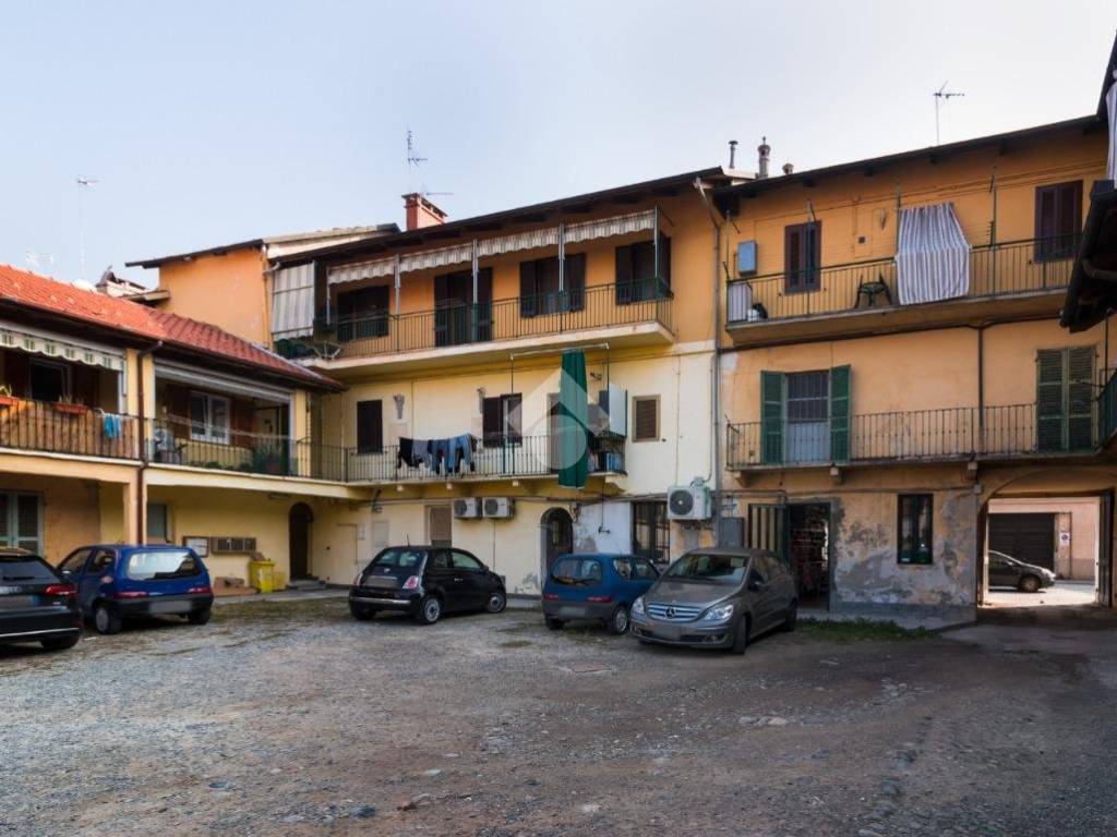 palazzina esterna/ posto auto interno cortile