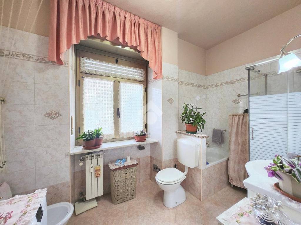 Bagno finestrato con vaschetta e doccia