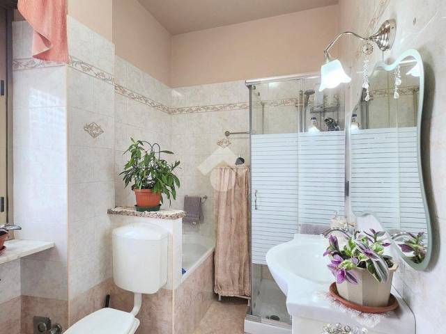 Bagno finestrato con vaschetta e doccia