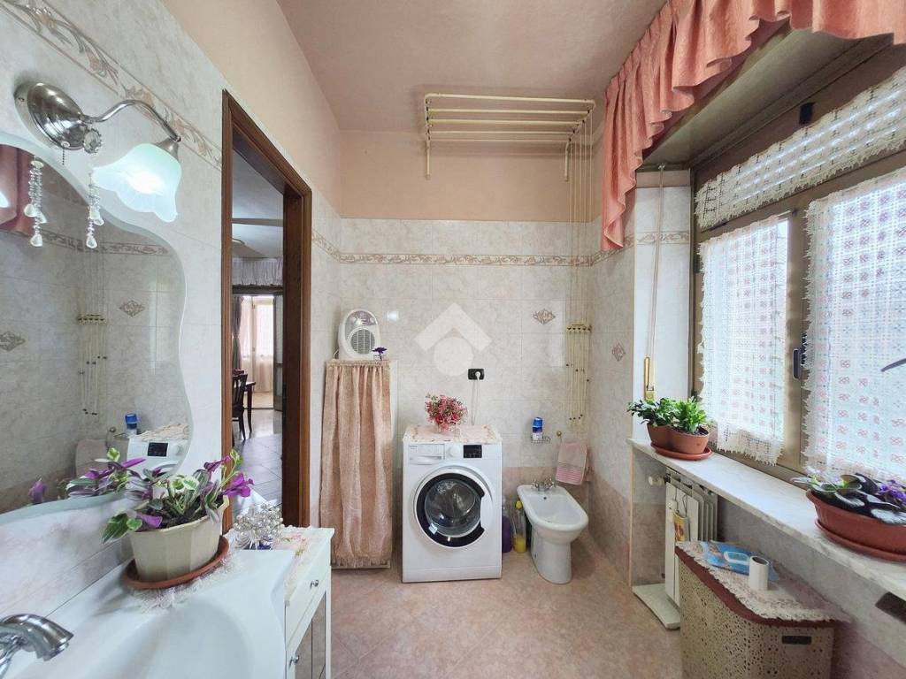 Bagno finestrato con vaschetta e doccia