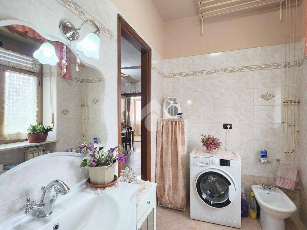 Bagno finestrato con vaschetta e doccia