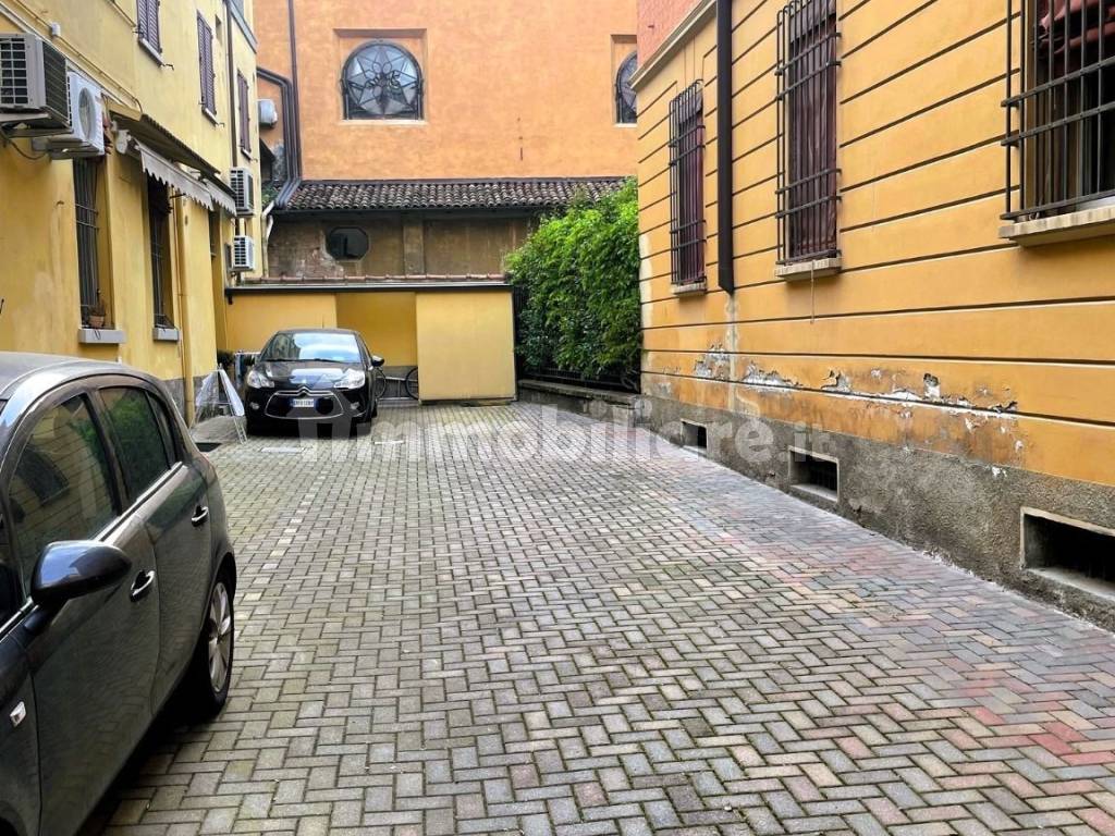 CORTILE CON POSTA AUTO PRIVATO