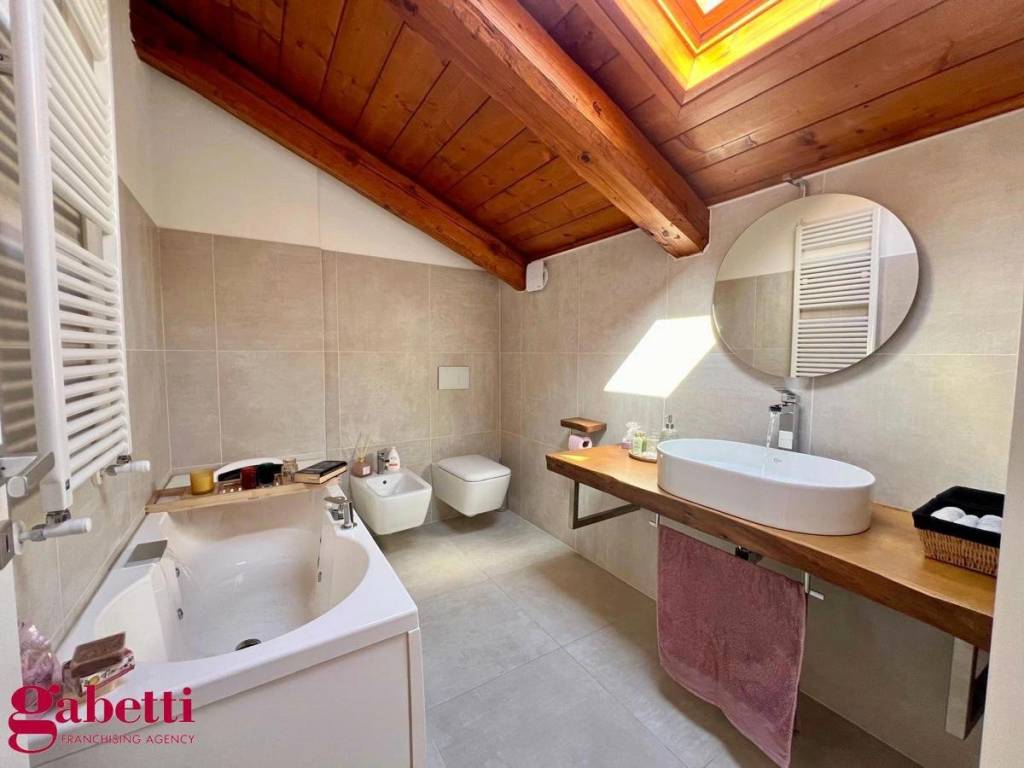 Bagno con vasca idromassaggio e cromoterapia