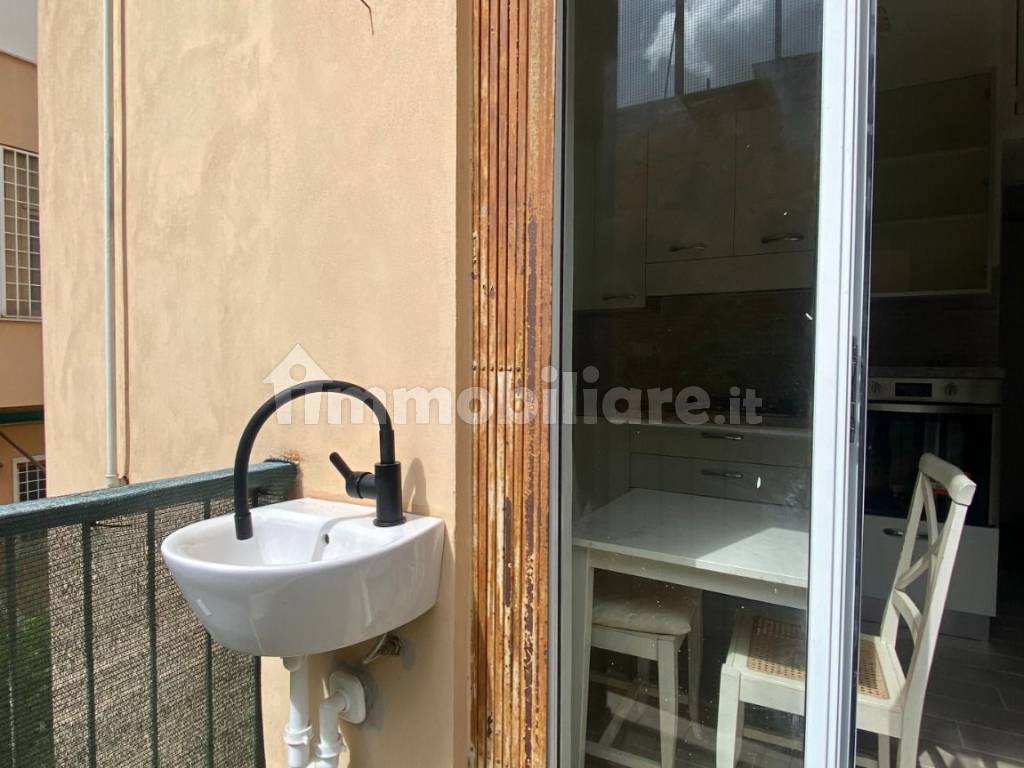 Balconcino di servizio con acqua