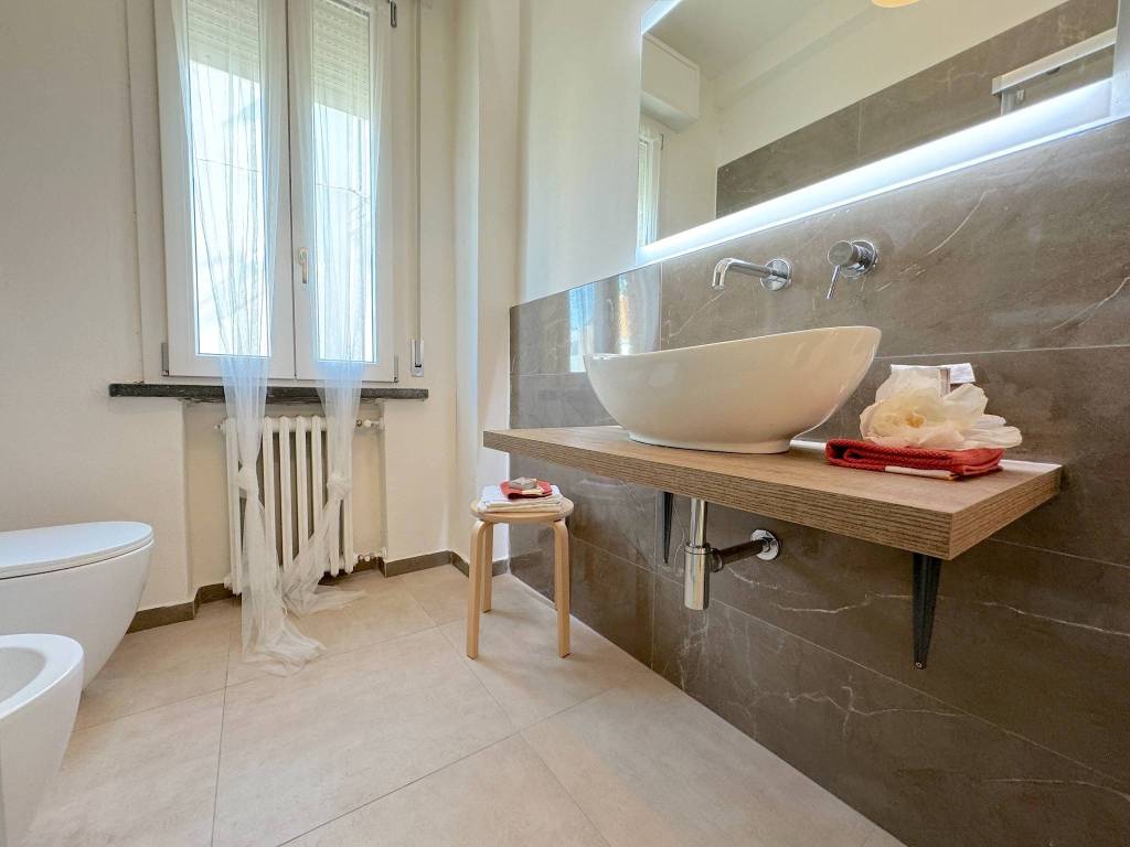 Bagno finestrato con doccia