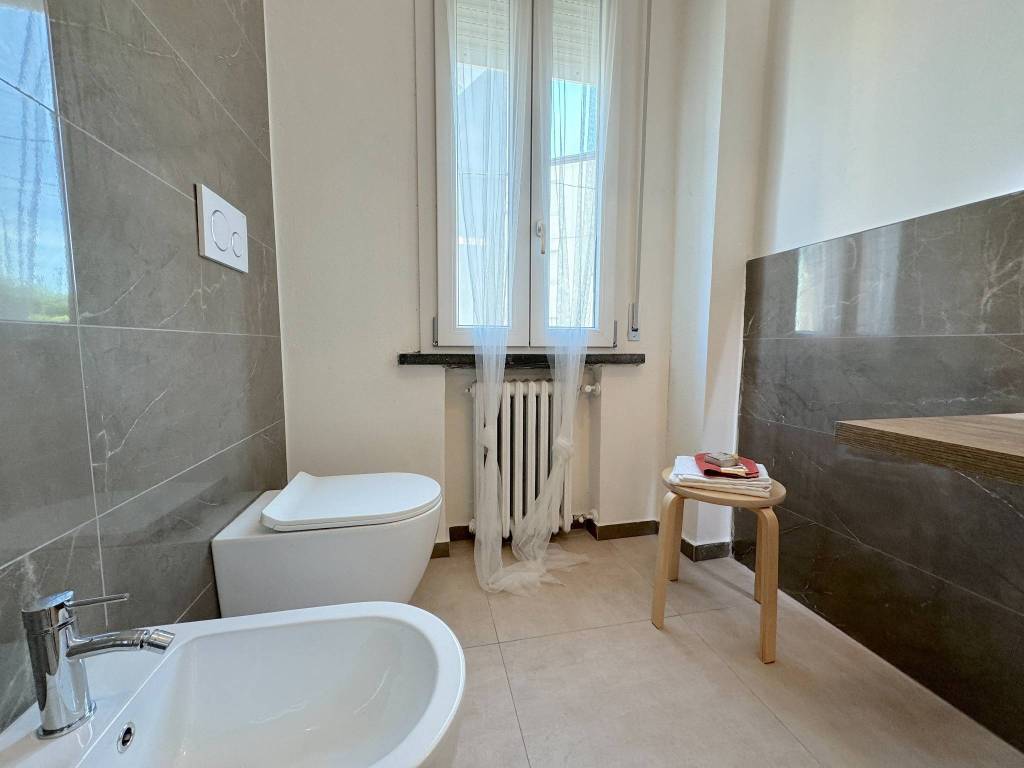 Bagno finestrato con doccia