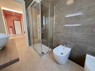 Bagno finestrato con doccia