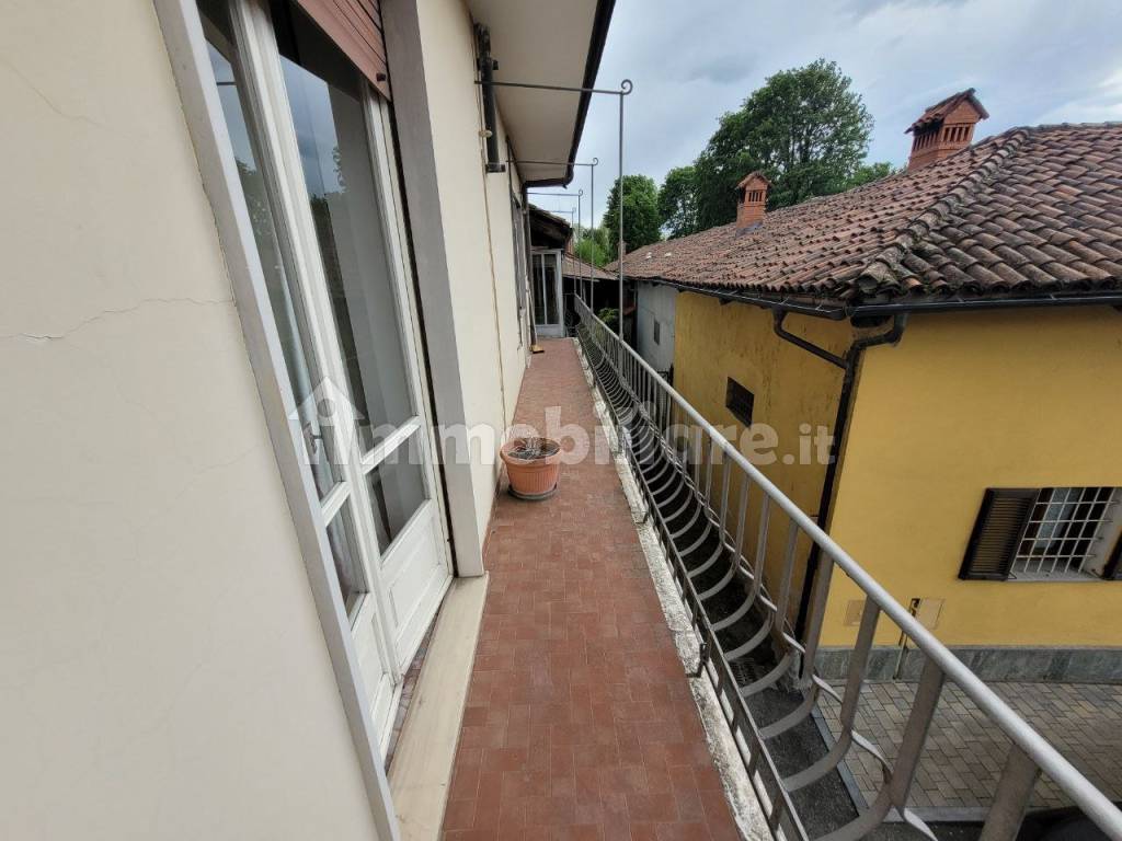 BALCONE FRONTE STRADA