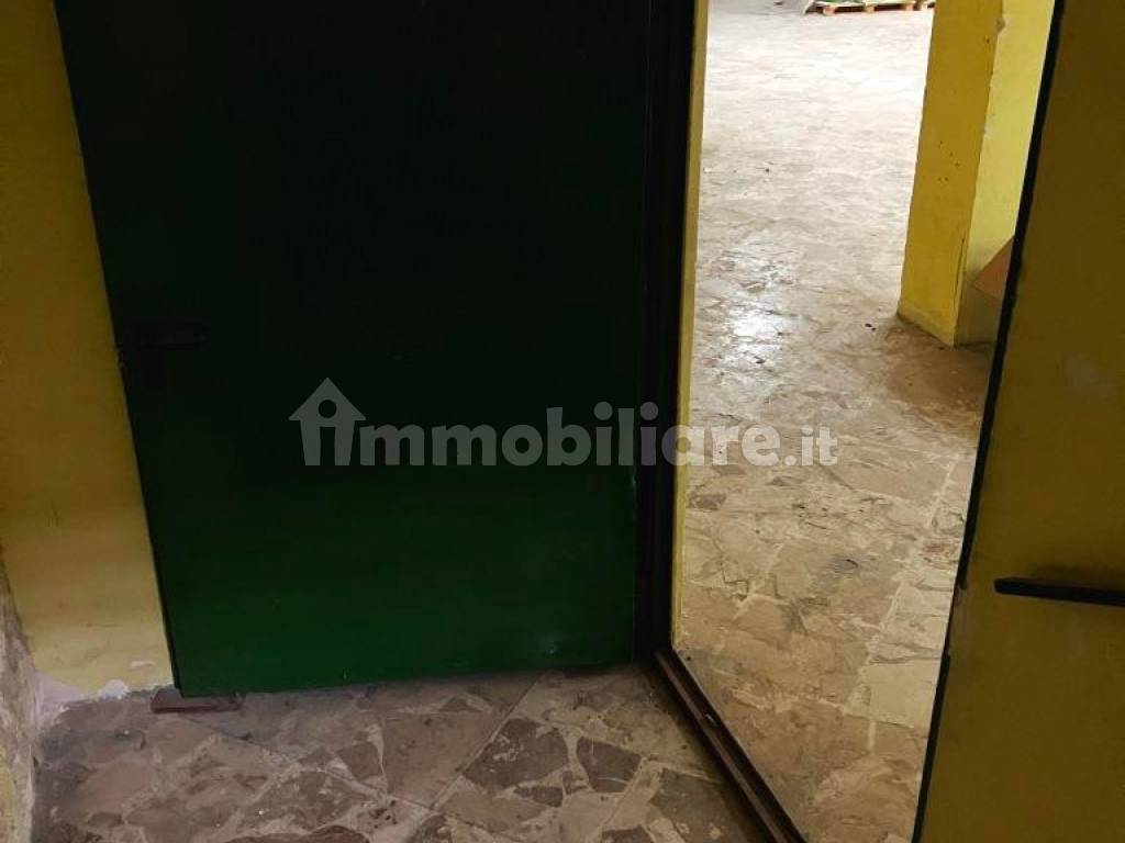 scala e porta collegata al seminterrato