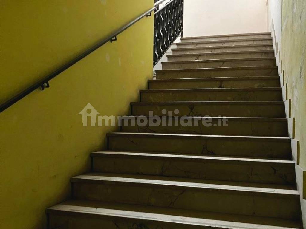 scala tra seminterrato e negozio