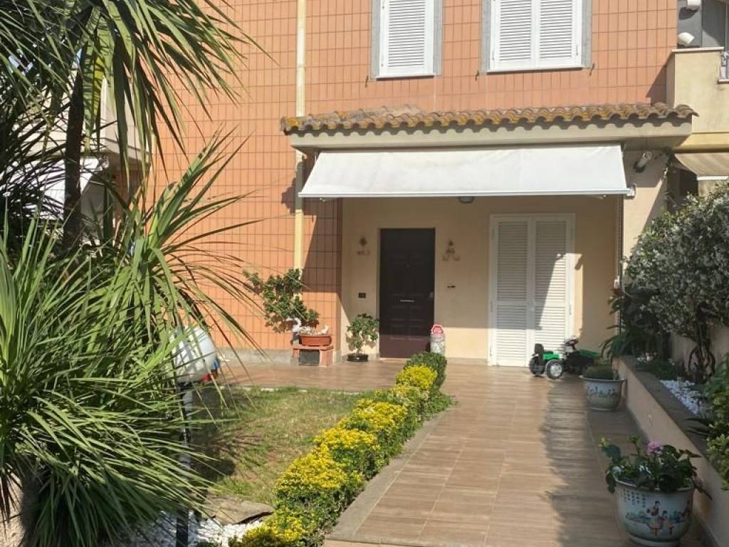 Villa a schiera 5 locali, ottimo stato, semicentro, aprilia