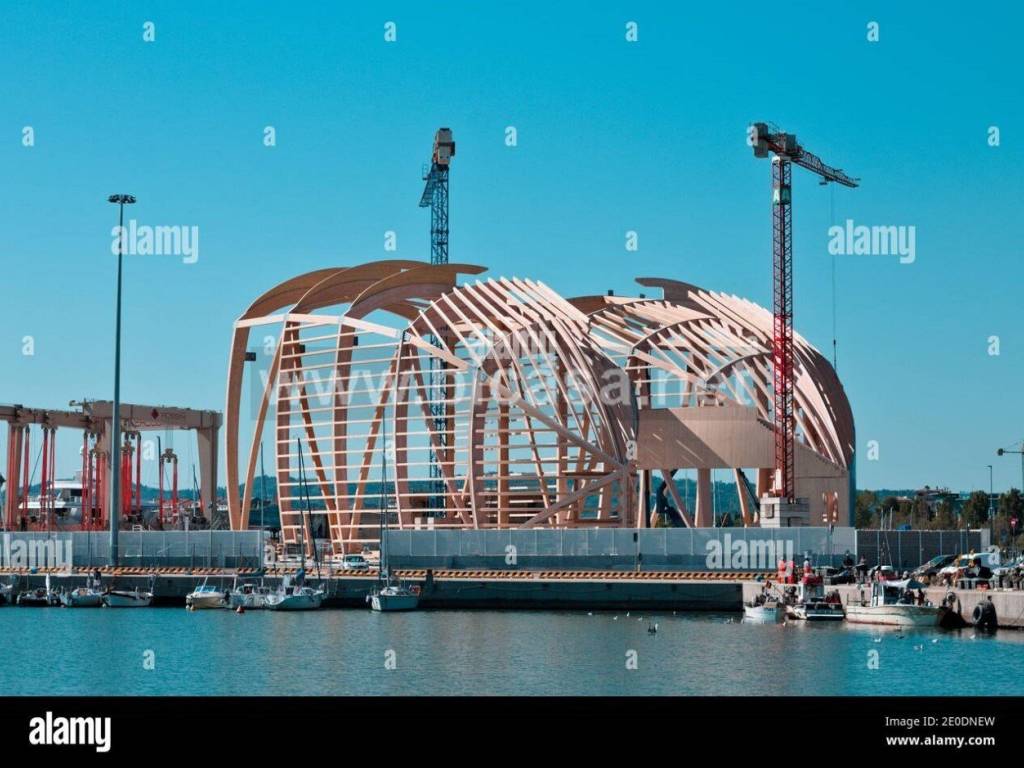 pesaro-italia-09-luglio-2020-la-struttura-in-legno-di-un-cantiere-navale-in-cost