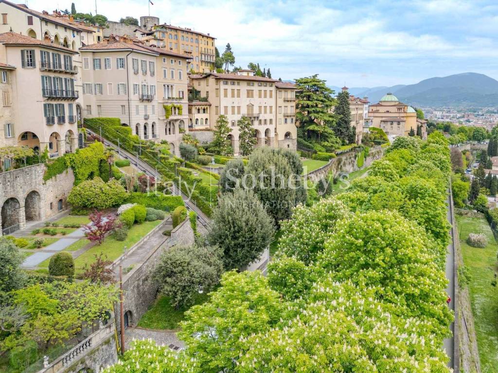 Vista su città alta e mura