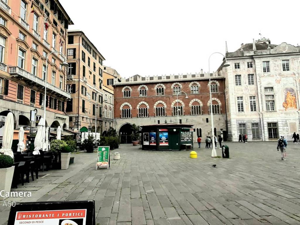 La piazza adiacednte