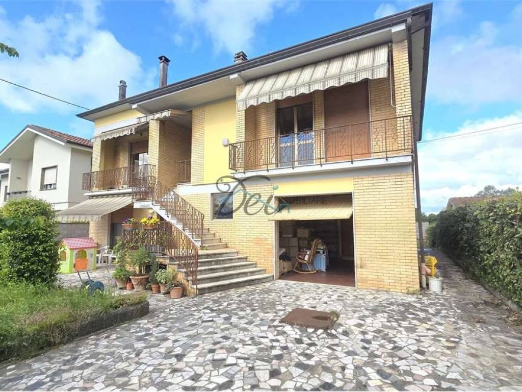 Sale Two-family villa in via lombarda, 349 Capannori. Good condition ...