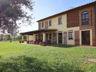 vendesi casa colonica con giardino privato capanno