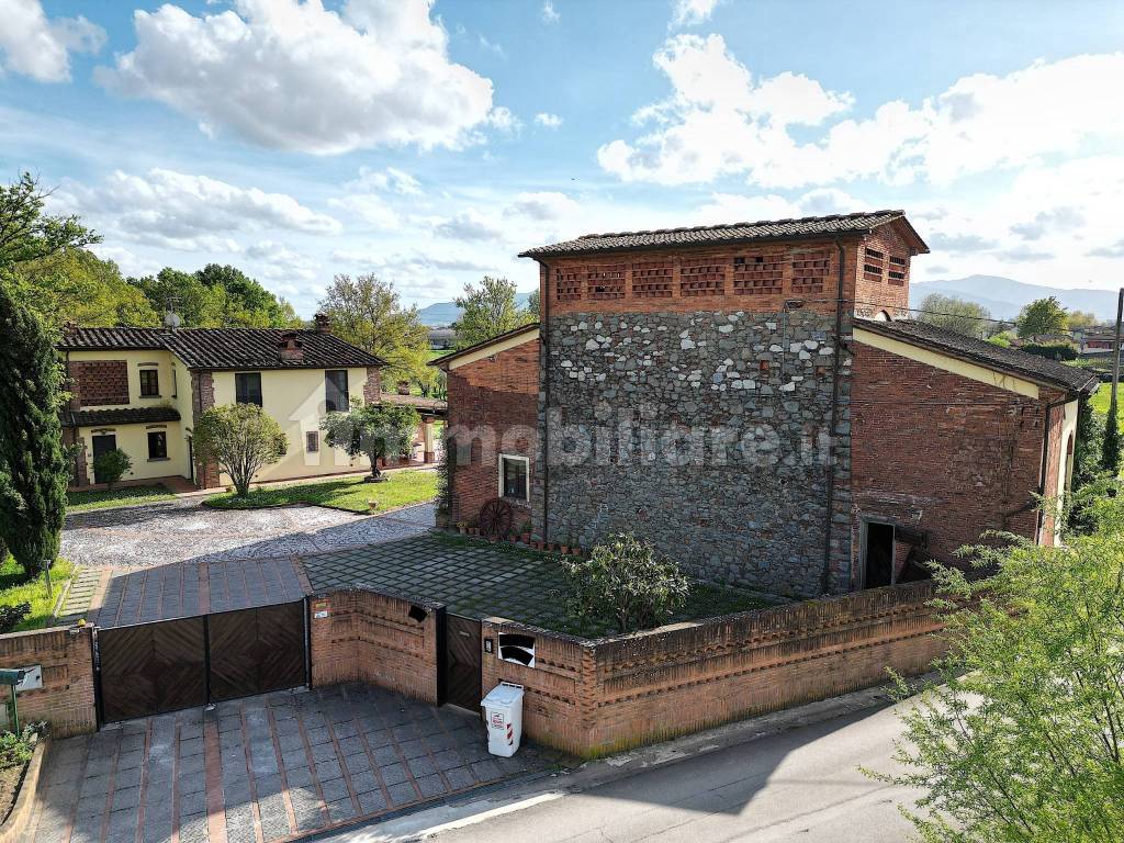 vendesi casa colonica con giardino privato capanno