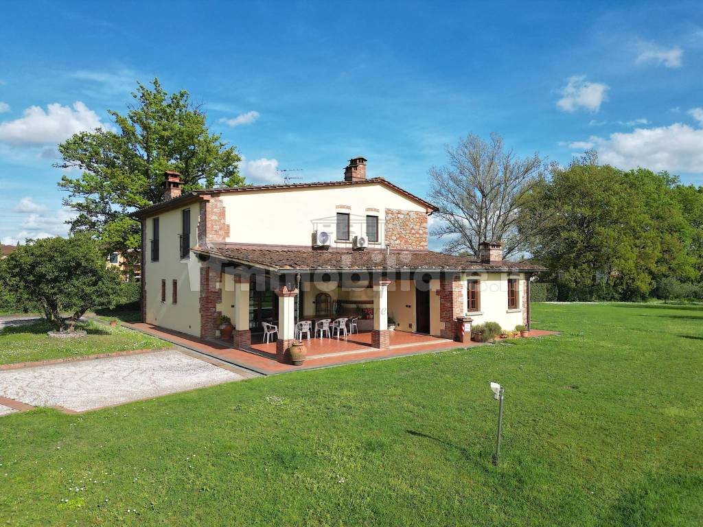 vendesi casa colonica con giardino privato capanno