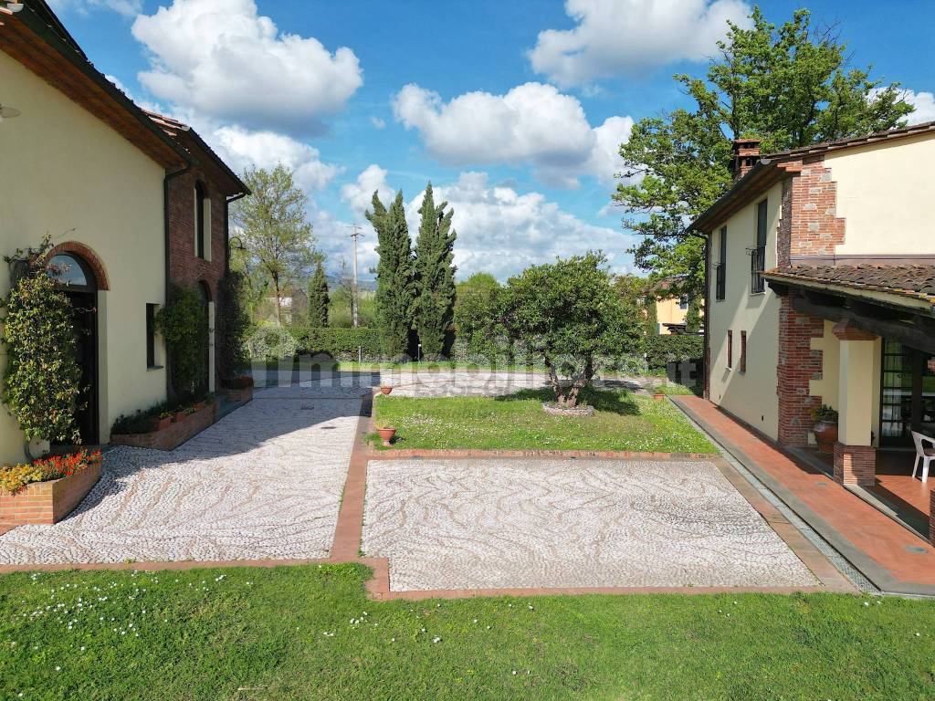 vendesi casa colonica con giardino privato capanno