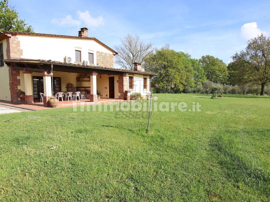 vendesi casa colonica con giardino privato capanno