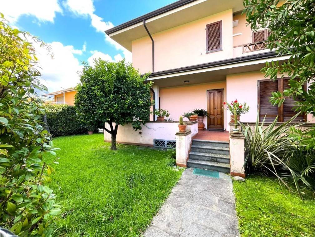Villa a schiera via 25 aprile, pietrasanta