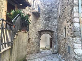 ingresso strada pedonale dal castello