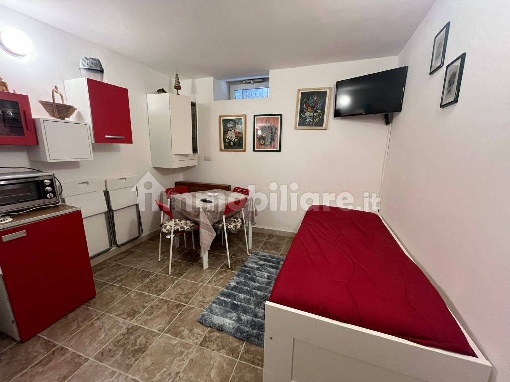 Rent Apartment Potenza. 2room flat in Vico Fratelli Bandiera 9. Good condition, ground floor