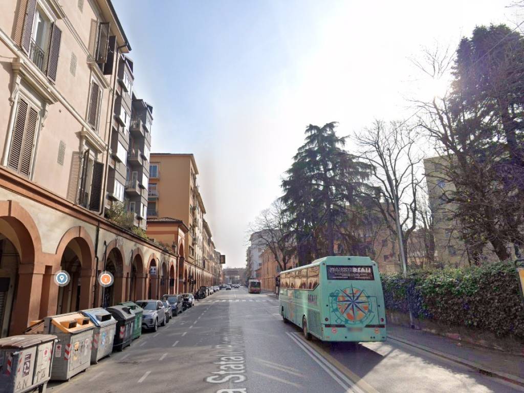 Rent Apartment Bologna. 4room flat in via Saragozza. Excellent