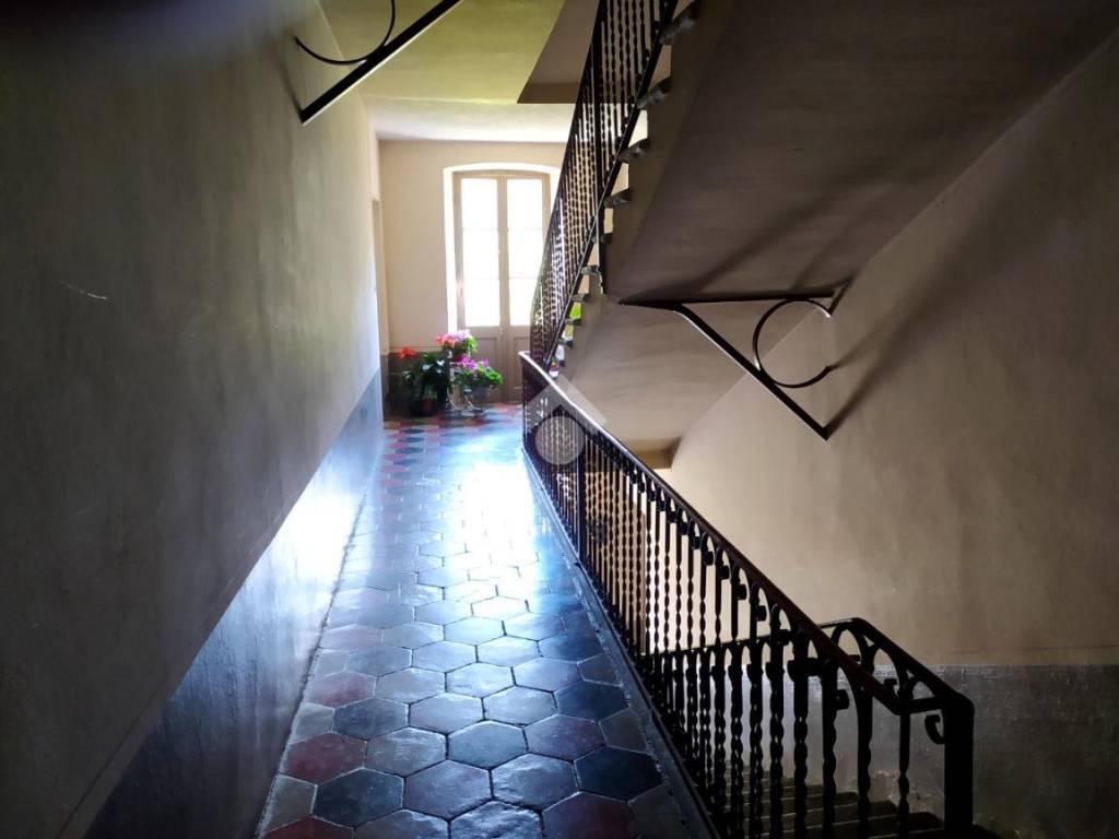scale interne che conducono all'ingresso dell'alloggio