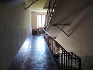 scale interne che portano all'ingresso dell'immobile